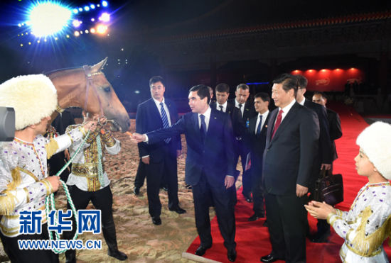 　　 5月12日晚，国家主席习近平与土库曼斯坦总统别尔德穆哈梅多夫在北京共同出席世界汗血马协会特别大会暨中国马文化节开幕式。这是习近平接受别尔德穆哈梅多夫代表土方赠予中方的一匹汗血马。新华社记者 刘建生 摄